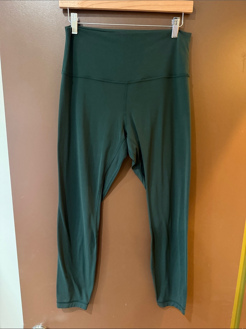 EUC Lululemon Forest Green 25” Crop Leggings